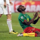 Webo se lamenta durante el Camerún-Dinamarca.