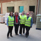 Baza, junto a voluntarias, en el reparto de alimentos.
