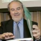 El ministro de Economía y Hacienda, Pedro Solbes, habló ayer sobre las opas lanzadas a Endesa