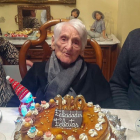La abuela de la comarca leonesa del Bierzo, Felicitas Estaban, ha cumplido 110 años y lo ha hecho en Sabadell (Barcelona), donde vive desde hace años con su hijo Antonio, de 72. A la izquierda, su hija, Esther. ANA F. BARREDO