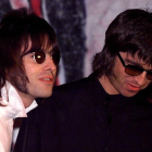 Los hermanos Gallagher, Liam y Noel (derecha). / )