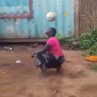 Una imagen del vídeo viral de la mujer africana.