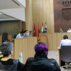 Los concejales del nuevo equipo de Gobierno se sitúan a la derecha de la mesa presidencial. MARCIANO
