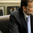 Mariano Rajoy, presidente del Partido Popular junto a Angela Merkel y Nicolas Sarkozy en su despacho, durante la reunion que mantuvo ayer con Antonio Tajani, vicepresidente de la CE.