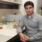 Carlos García Estrada en el laboratorio del Instituto de Biotecnología de León.