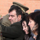 El Príncipe abraza al hermano de David Fernández.