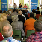La candidata del PP, con vecinos de Trobajo. DL