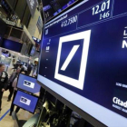 La cotización del Deutsche Bank en una pantalla informativa de la Bolsa de Nueva York, ayer.