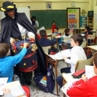 El Mago Chalupa abrió la semana pasada su contacto con los niños en los colegios.