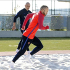 Iniesta, en una sesión de recuperación en la ciudad deportiva del Barça junto a Juanjo Brau, fisioterapeuta del club.