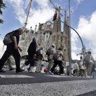 Un grupo de turistas en las inmediaciones de la Sagrada Familia en Barcelona. ALBERTO ESTÉVEZ