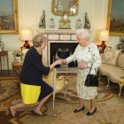 Theresa May en la recepción de la reina Isabel II para el encargo de un nuevo gobierno. DOMINIC LIPINSKI
