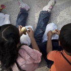 Unos niños, en la calle, a la hora de la merienda.