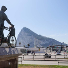 Vista de la frontera con Gibraltar con el Peñón al fondo. A. CARRASCO RAGEL