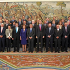 Foto de familia de la representación de los editores españoles con el rey en el salón Magnolias del palacio de La Zarzuela.