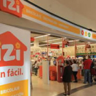 La gente aguardaba ayer a las puertas de la tienda Izi.