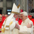 El papa Francisco saluda al papa emérito Benedicto XVI al final de la ceremonia del consistorio en la Basílica de San Pedro del Vaticano, el día 22 de febrero de 2014. OSSERVATORE ROMANO / HANDOUT