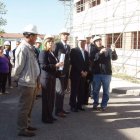 El subdelegado y el alcalde de Santa Marina del Rey reciben explicaciones sobre la obra.