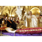 Momento de la celebración religiosa que tuvo lugar ayer en homenaje a los reyes de León en San Isidoro.