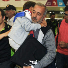 Osama Abdul Mohsen y su hijo, Zaid, a su llegada a la estación de tren de Sants, en Barcelona.