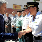 El ministro del Interior, Fernando Grande-Marlaska, junto a agentes de la Policía y la Guardia Civil. /