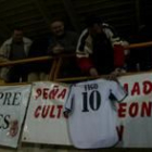 La peña Real Madrid Cultural Leonesa trató de desagraviar a Figo tras los sucesos del Camp Nou