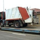 Un camión de recogida de basuras en la planta de transferencia de residuos de Cistierna.