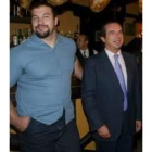 Gómez Angulo posa con Manuel Martínez en su última visita a León