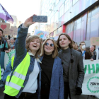 Kyra Gantois (centro) y Anuna De Wever (derecha) posan para una fotografía durante una manifestación. JAVIER MONTEAGUDO