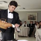 José Quindós decanta un vino durante su intervención en el concurso de sumilleres celebrado en Ávila