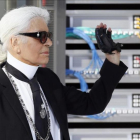 Karld Lagerfeld, director creativo de Chaenel , al final de su desfile de París, este martes.