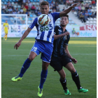 Adán y Borja Valle pelean por un balón en el Deportiva-Oviedo del pasado verano.