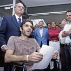 José Bono e Isabel Coixet posan junto al muñeco Miguelín en el Pabellón de España.