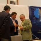 El director de la Fundación, charlando en la presentación con López Riesco y Agustín García Millán