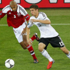 El alemán Müller supera al danés Simon Poulsen.