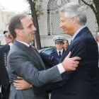 José Antonio Alonso y Dominique de Villepin se saludan antes de su reunión de ayer en París