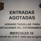 Cartel colgado en la taquilla del estadio Reino de León.