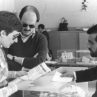 Íñigo Domínguez y Camino Gallego a pie de urna en las primeras elecciones generales democráticas el 15 de junio de 1977. fernando rubio