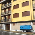 Un bloque de viviendas en Riaño se suministra la luz por medio de un generador.