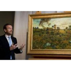 Alex Rüger, director del Museo Van Gogh, muestra 'Sunset at Montmajour'.