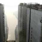 Trabajadores chinos inspeccionan la obra de la espectacular presa de las Tres Gargantas