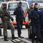 Miembros de las fuerzas de seguridad controlan el acceso al aeropuerto de Zaventem, ayer en Bruselas.