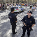 Una pareja de Mossos desquadra en las Rambles de Barcelona