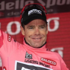 Evans saluda desde el podio de la meta de Montecopiolo con su recién estrenada 'maglia rosa'.