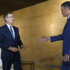 El líder del PP, Alberto Núñez Feijóo, y el presidente del Gobierno en funciones, Pedro Sánchez, al inicio de la reunión mantenida ayer en el Congreso. MARISCAL