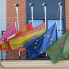 El ayuntamiento de Laguna de Negrillos con las banderas a media asta foto medina. MEDINA