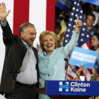La virtual candidata demócrata a la Casa Blanca, Hillary Clinton, presenta a su candidato a la Vicepresidencia, Tim Kaine, durante un acto de campaña en la Universidad Internacional de Florida en Miami.