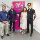 El concejal Pedro Llamas, junto a los actores del musical y el coordinador de la obra. FERNANDO OTERO