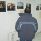 Un hombre contempla algunas imágenes amables de la muestra