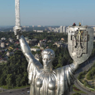 Monumento a la Patria de Kiev durante la instalación del escudo de armas de Ucrania. SERGEY DOLZHENKO